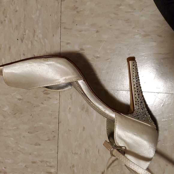 DAVID'S BRIDAL dyeable sandal with crystal encrusted heel size 8.5 - Picture 3 of 4